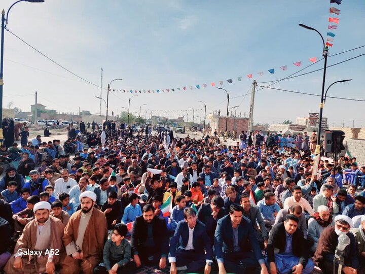 طلاب حوزه علمیه پیامبر اعظم(ص) جازموریان در کنار مردم در راهپیمایی ۲۲ بهمن شرکت کردند.