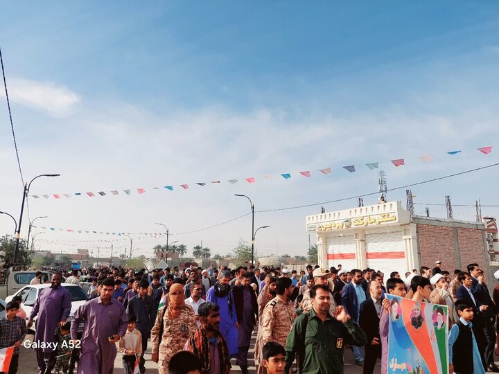 طلاب حوزه علمیه پیامبر اعظم(ص) جازموریان در کنار مردم در راهپیمایی ۲۲ بهمن شرکت کردند.