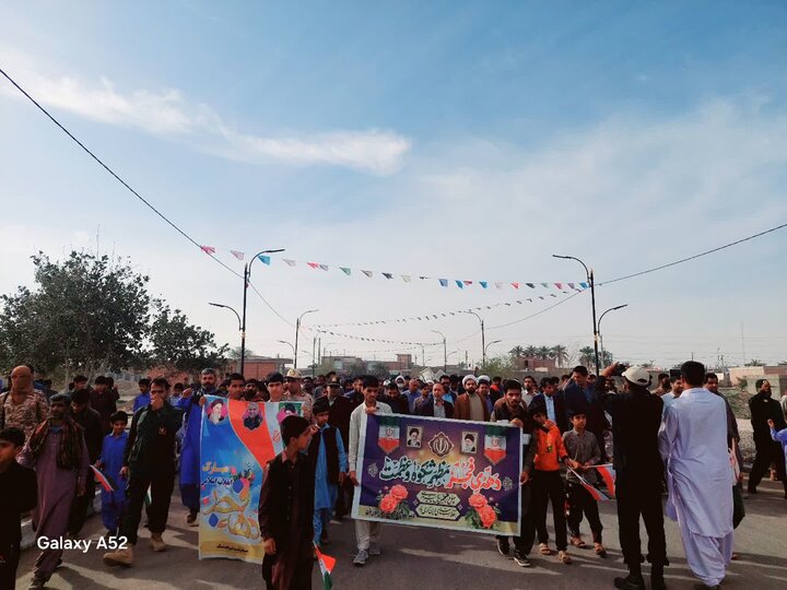 طلاب حوزه علمیه پیامبر اعظم(ص) جازموریان در کنار مردم در راهپیمایی ۲۲ بهمن شرکت کردند.
