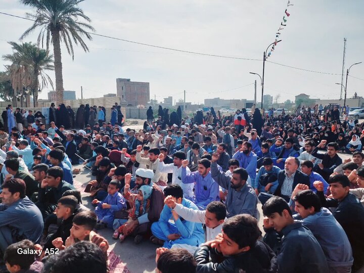 طلاب حوزه علمیه پیامبر اعظم(ص) جازموریان در کنار مردم در راهپیمایی ۲۲ بهمن شرکت کردند.