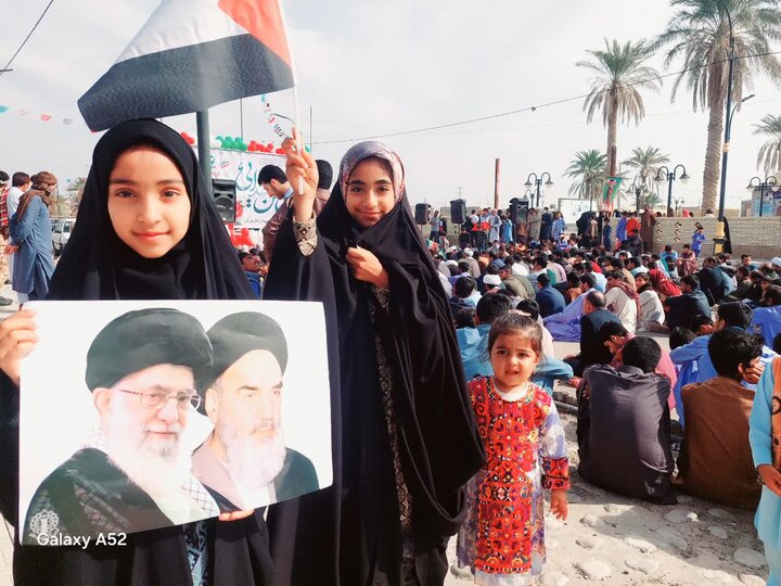 طلاب حوزه علمیه پیامبر اعظم(ص) جازموریان در کنار مردم در راهپیمایی ۲۲ بهمن شرکت کردند.