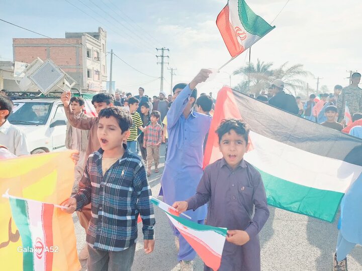 طلاب حوزه علمیه پیامبر اعظم(ص) جازموریان در کنار مردم در راهپیمایی ۲۲ بهمن شرکت کردند.