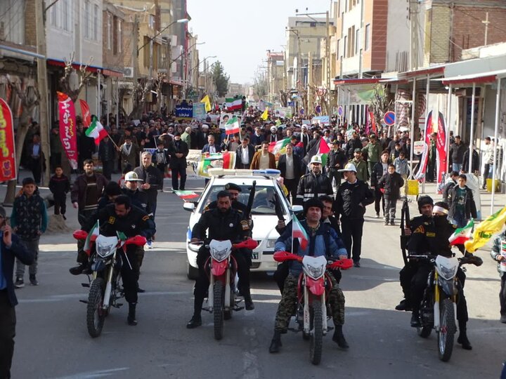 تصاویر/ حضور پرشور مردم چهاربرج در راهپیمایی ۲۲ بهمن