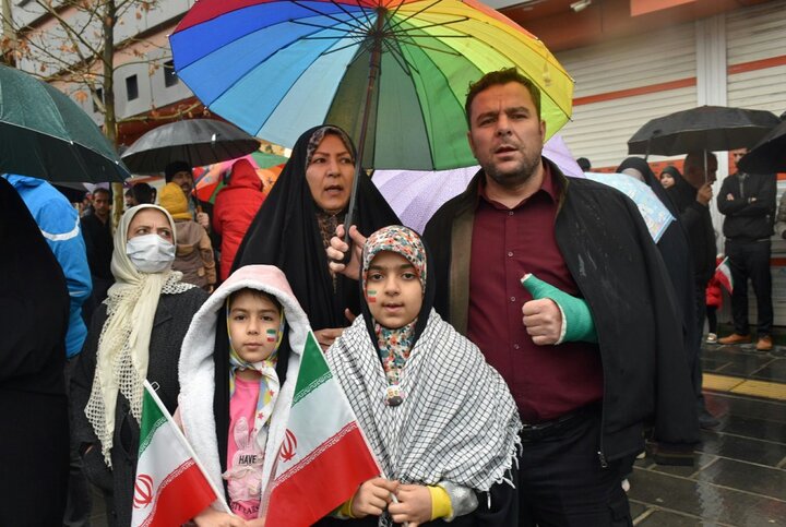 تصاویر/ خروش مردم سنندج در راهپیمایی 22 بهمن