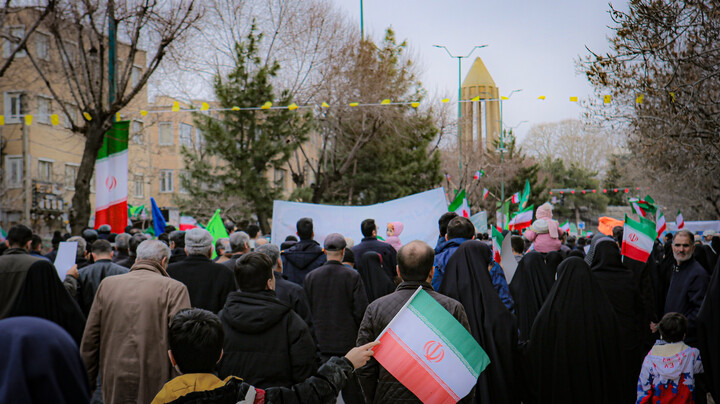 تصاویر/حضور پرشور طلاب و روحانیون و مردم همدان در راهپیمایی ۲۲ بهمن