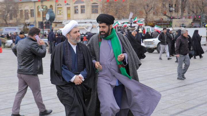 تصاویر/حضور پرشور طلاب و روحانیون و مردم همدان در راهپیمایی ۲۲ بهمن