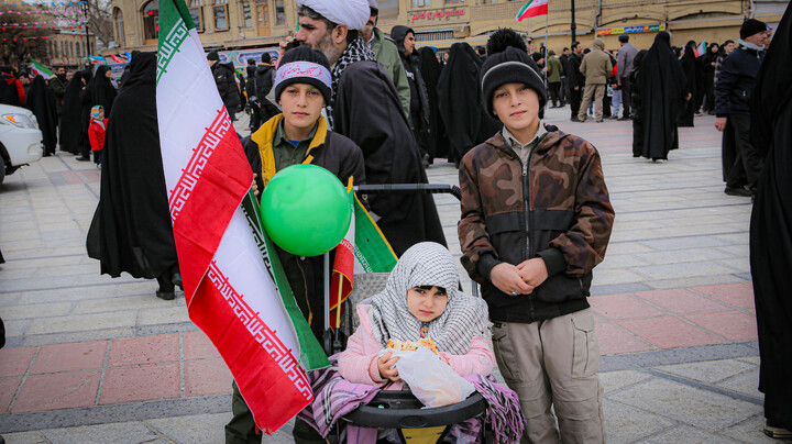 تصاویر/حضور پرشور طلاب و روحانیون و مردم همدان در راهپیمایی ۲۲ بهمن