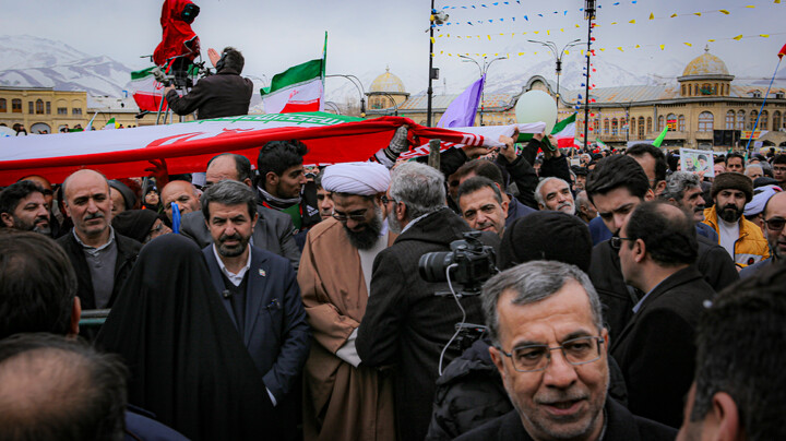 تصاویر/حضور پرشور طلاب و روحانیون و مردم همدان در راهپیمایی ۲۲ بهمن