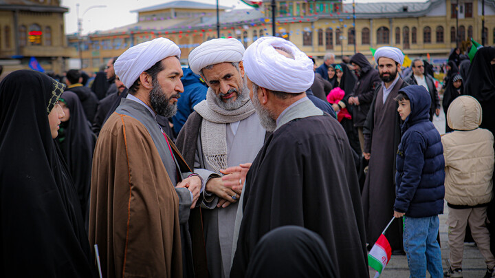 تصاویر/حضور پرشور طلاب و روحانیون و مردم همدان در راهپیمایی ۲۲ بهمن