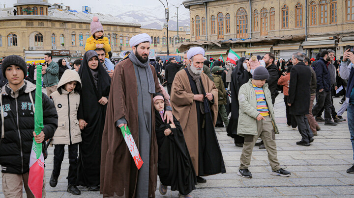 تصاویر/حضور پرشور طلاب و روحانیون و مردم همدان در راهپیمایی ۲۲ بهمن