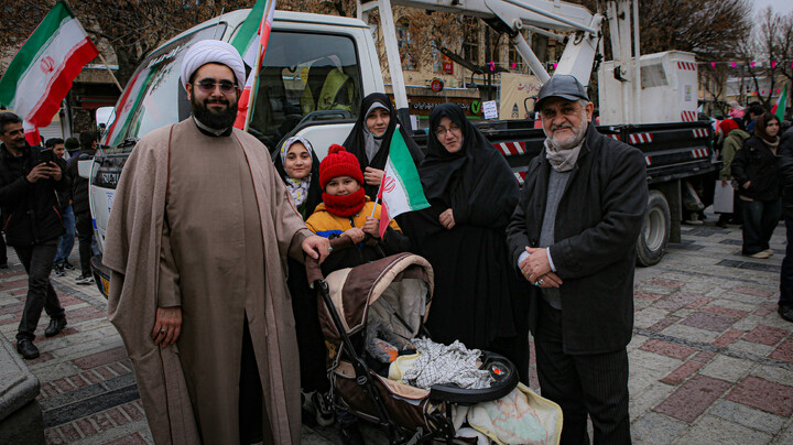 تصاویر/حضور پرشور طلاب و روحانیون و مردم همدان در راهپیمایی ۲۲ بهمن