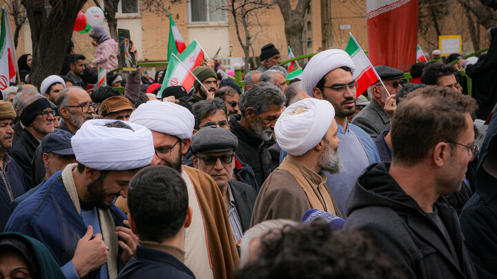 تصاویر/حضور پرشور طلاب و روحانیون و مردم همدان در راهپیمایی ۲۲ بهمن