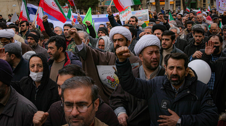 تصاویر/حضور پرشور طلاب و روحانیون و مردم همدان در راهپیمایی ۲۲ بهمن