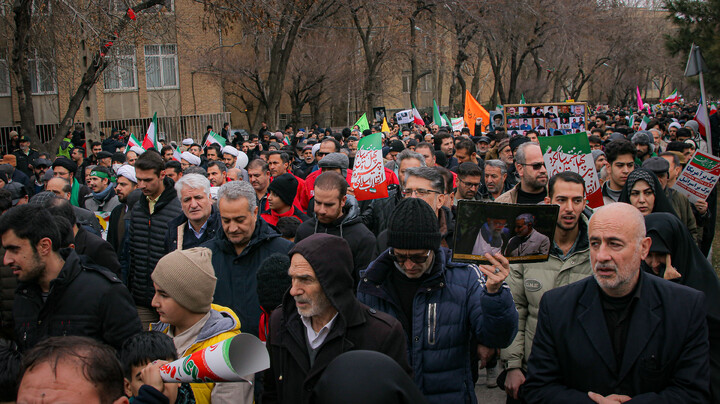 تصاویر/حضور پرشور طلاب و روحانیون و مردم همدان در راهپیمایی ۲۲ بهمن