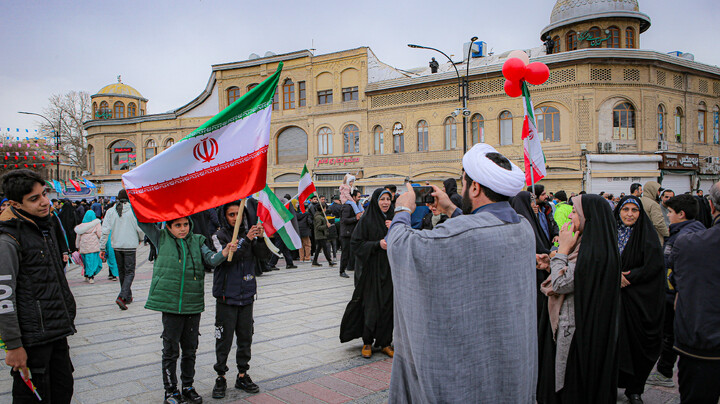تصاویر/حضور پرشور طلاب و روحانیون و مردم همدان در راهپیمایی ۲۲ بهمن