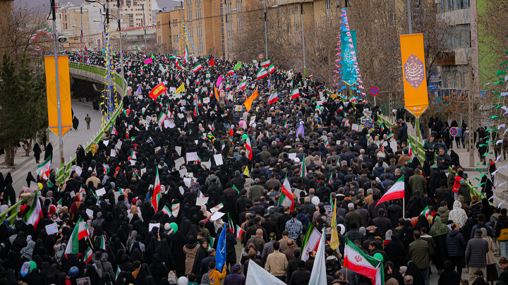 تصاویر/حضور پرشور طلاب و روحانیون و مردم همدان در راهپیمایی ۲۲ بهمن