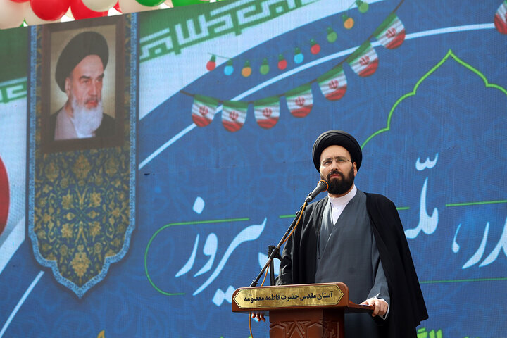 اجتماع پرشور راهپیمایی ۲۲ بهمن شهر مقدس قم در جوار حرم بانوی کرامت