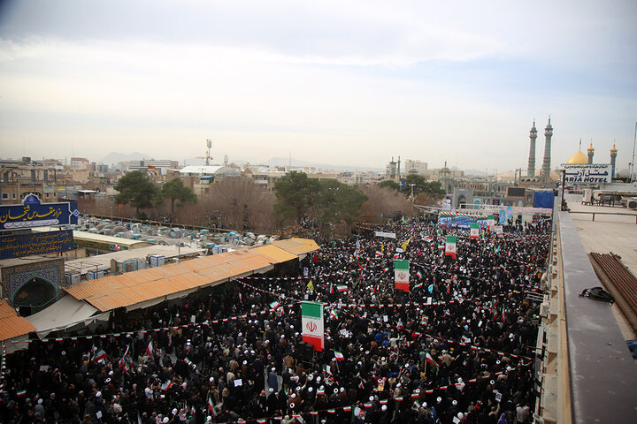 اجتماع پرشور راهپیمایی ۲۲ بهمن شهر مقدس قم در جوار حرم بانوی کرامت