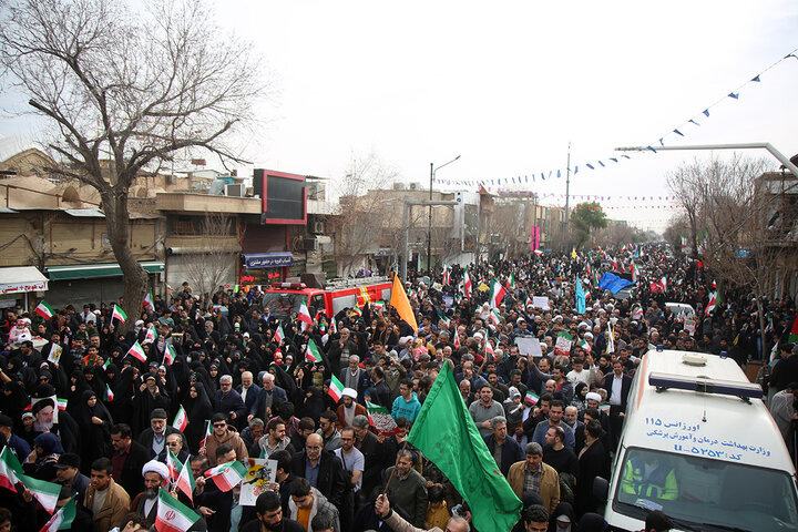 اجتماع پرشور راهپیمایی ۲۲ بهمن شهر مقدس قم در جوار حرم بانوی کرامت