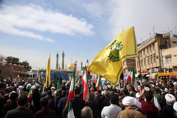 اجتماع پرشور راهپیمایی ۲۲ بهمن شهر مقدس قم در جوار حرم بانوی کرامت