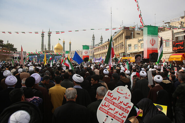 اجتماع پرشور راهپیمایی ۲۲ بهمن شهر مقدس قم در جوار حرم بانوی کرامت