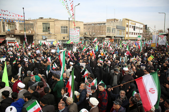 اجتماع پرشور راهپیمایی ۲۲ بهمن شهر مقدس قم در جوار حرم بانوی کرامت