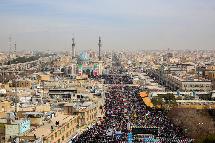اجتماع پرشور راهپیمایی ۲۲ بهمن شهر مقدس قم در جوار حرم بانوی کرامت
