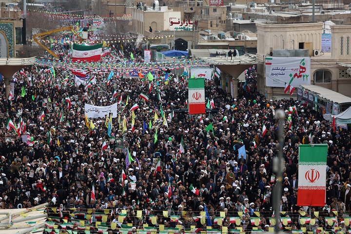 اجتماع پرشور راهپیمایی ۲۲ بهمن شهر مقدس قم در جوار حرم بانوی کرامت