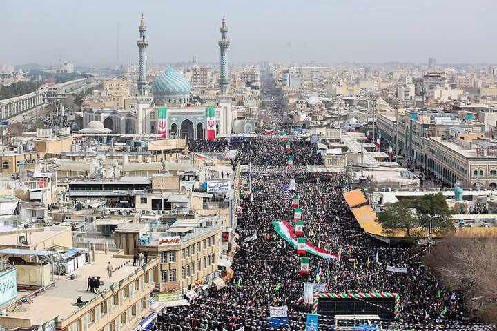 اجتماع پرشور راهپیمایی ۲۲ بهمن شهر مقدس قم در جوار حرم بانوی کرامت