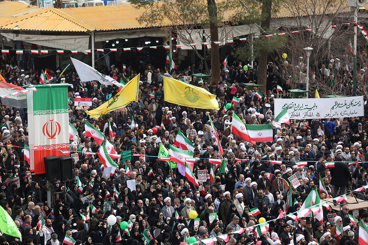 اجتماع پرشور راهپیمایی ۲۲ بهمن شهر مقدس قم در جوار حرم بانوی کرامت