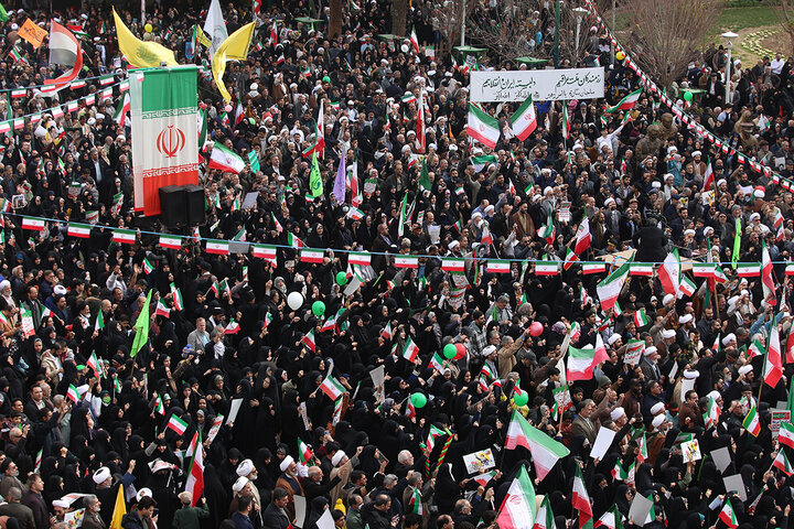 اجتماع پرشور راهپیمایی ۲۲ بهمن شهر مقدس قم در جوار حرم بانوی کرامت