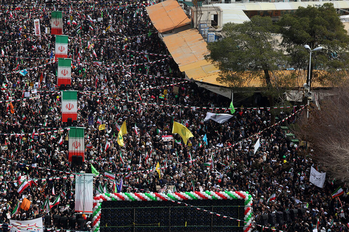 اجتماع پرشور راهپیمایی ۲۲ بهمن شهر مقدس قم در جوار حرم بانوی کرامت