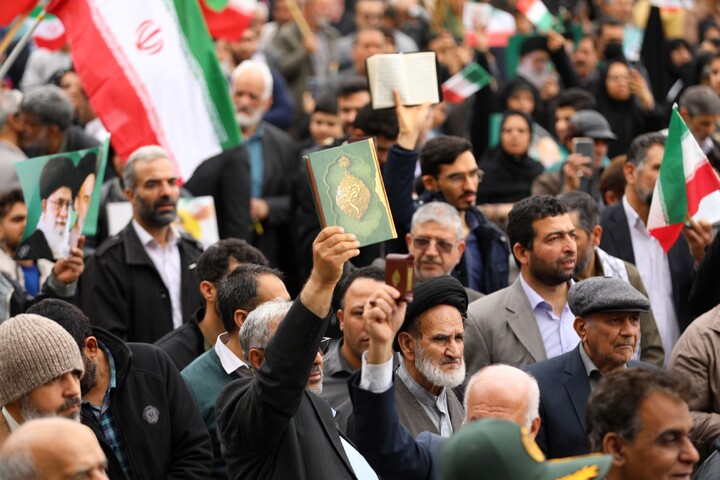 تصاویر/ حضور طلاب و روحانیون استان یزد در راهپیمایی ۲۲ بهمن