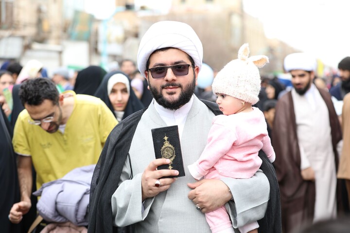 تصاویر/ حضور طلاب و روحانیون استان یزد در راهپیمایی ۲۲ بهمن