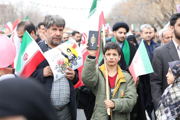 تصاویر/ حضور طلاب و روحانیون استان یزد در راهپیمایی ۲۲ بهمن