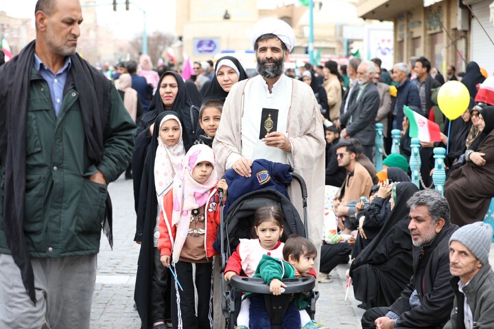 تصاویر/ حضور طلاب و روحانیون استان یزد در راهپیمایی ۲۲ بهمن