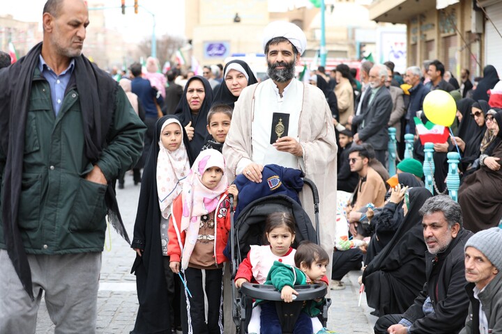 تصاویر/ حضور طلاب و روحانیون استان یزد در راهپیمایی ۲۲ بهمن