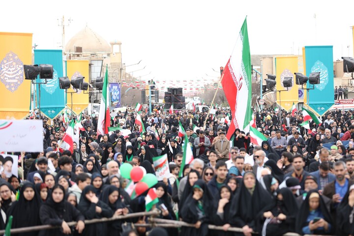 تصاویر/ حضور طلاب و روحانیون استان یزد در راهپیمایی ۲۲ بهمن