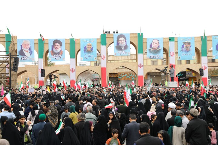 تصاویر/ حضور طلاب و روحانیون استان یزد در راهپیمایی ۲۲ بهمن