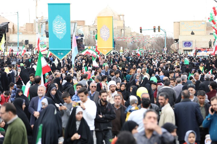 تصاویر/ حضور طلاب و روحانیون استان یزد در راهپیمایی ۲۲ بهمن