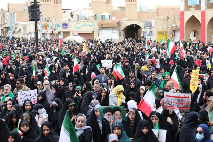 تصاویر/ حضور طلاب و روحانیون استان یزد در راهپیمایی ۲۲ بهمن