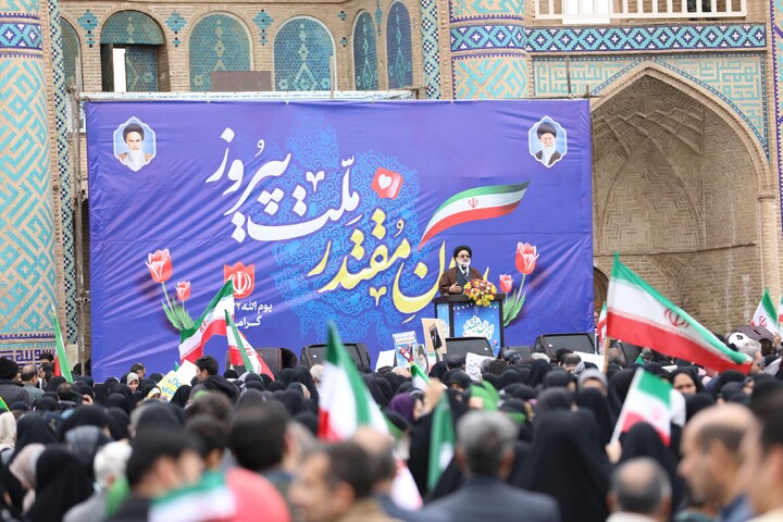 تصاویر/ حضور طلاب و روحانیون استان یزد در راهپیمایی ۲۲ بهمن