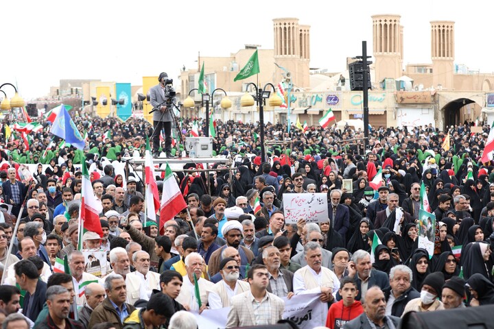 تصاویر/ حضور طلاب و روحانیون استان یزد در راهپیمایی ۲۲ بهمن