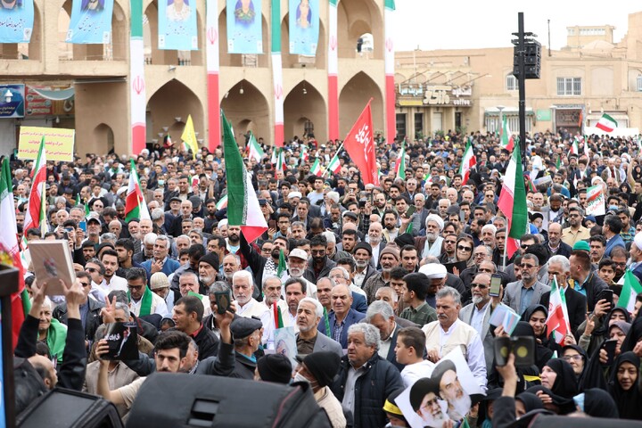 تصاویر/ حضور طلاب و روحانیون استان یزد در راهپیمایی ۲۲ بهمن