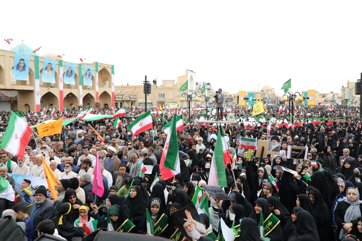 تصاویر/ حضور طلاب و روحانیون استان یزد در راهپیمایی ۲۲ بهمن