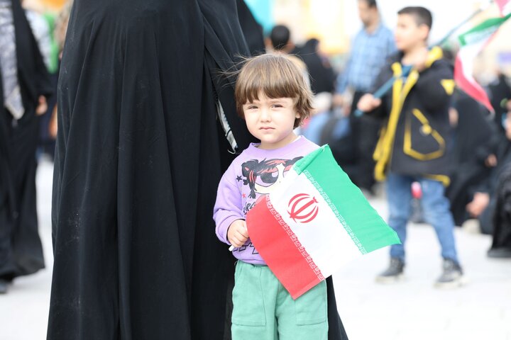 تصاویر/ حضور کودکان و جوانان استان یزد در راهپیمایی ۲۲ بهمن