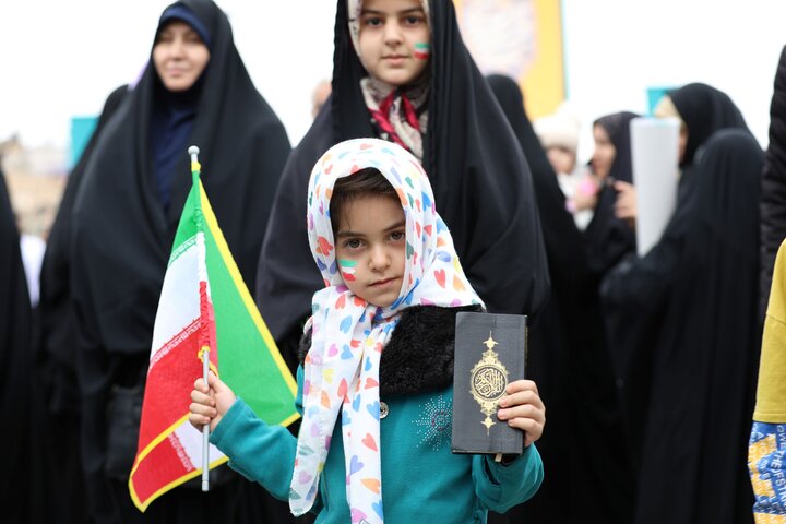 تصاویر/ حضور کودکان و جوانان استان یزد در راهپیمایی ۲۲ بهمن