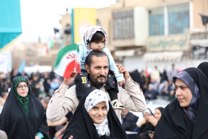 تصاویر/ حضور کودکان و جوانان استان یزد در راهپیمایی ۲۲ بهمن