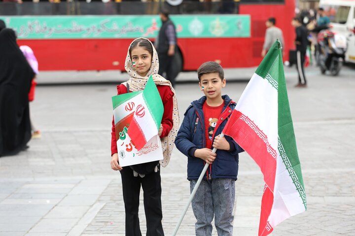 تصاویر/ حضور کودکان و جوانان استان یزد در راهپیمایی ۲۲ بهمن