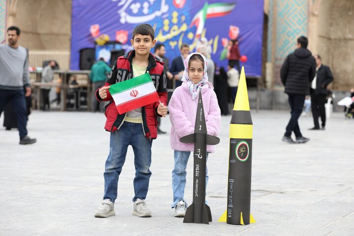 تصاویر/ حضور کودکان و جوانان استان یزد در راهپیمایی ۲۲ بهمن